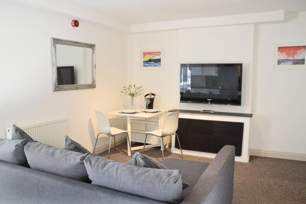 Modern 1 Bedroom Close To Town Centre. *