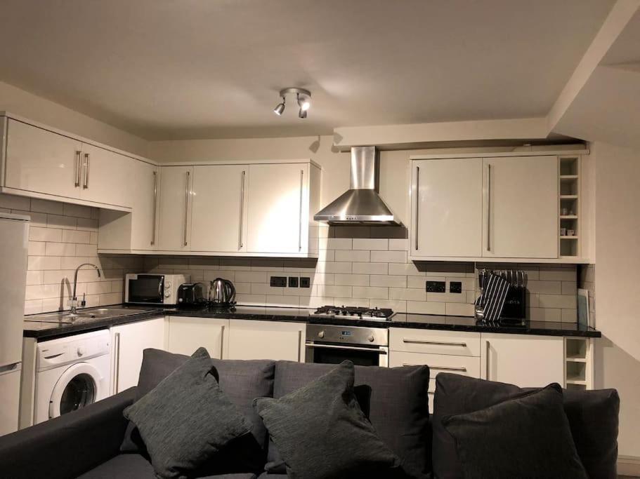 Modern 1 Bedroom Close To Town Centre.