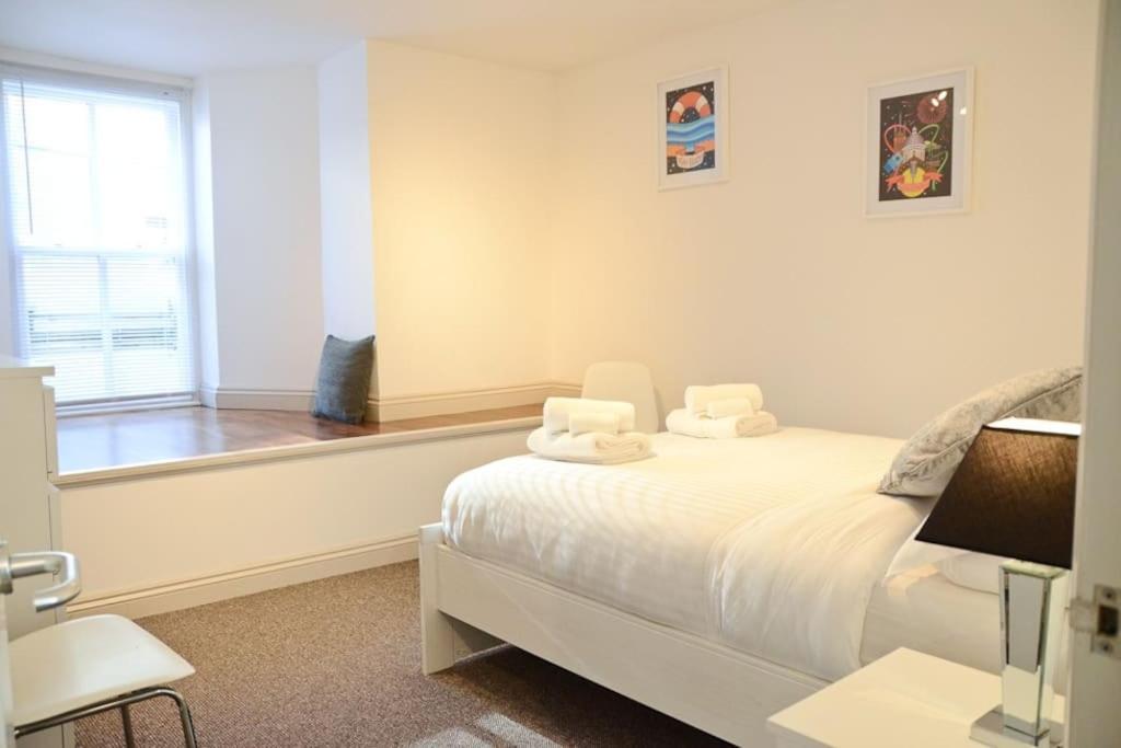Modern 1 Bedroom Close To Town Centre. Apartment