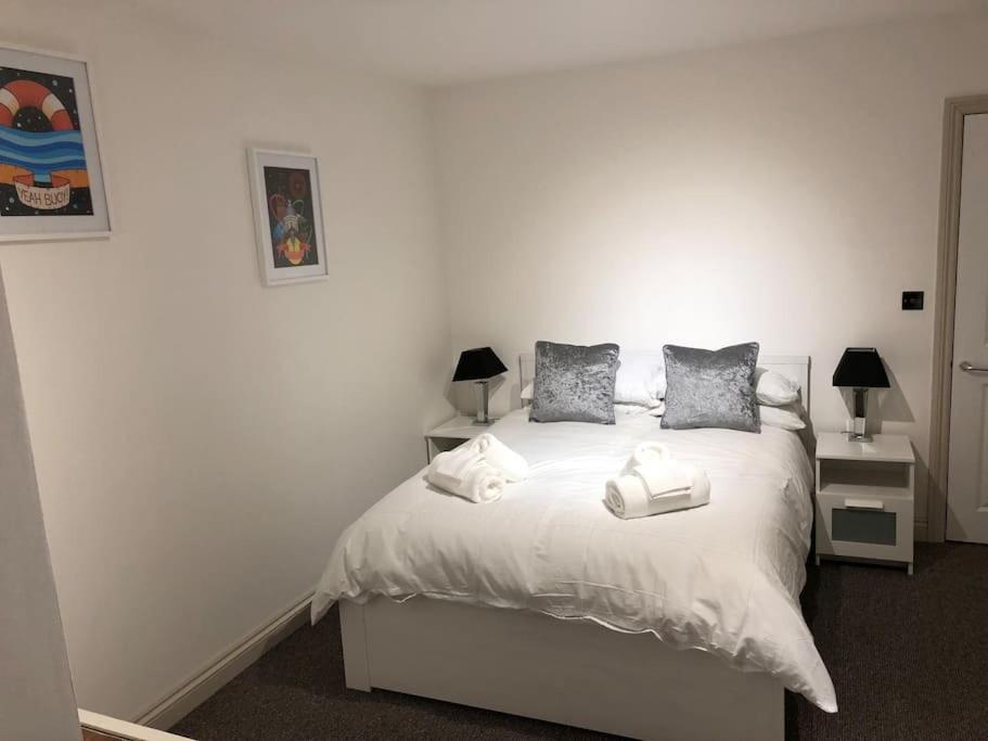 Modern 1 Bedroom Close To Town Centre. Apartment *