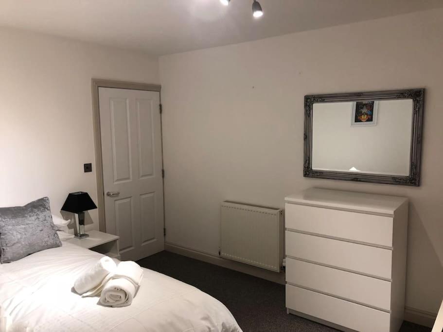 Modern 1 Bedroom Close To Town Centre. *