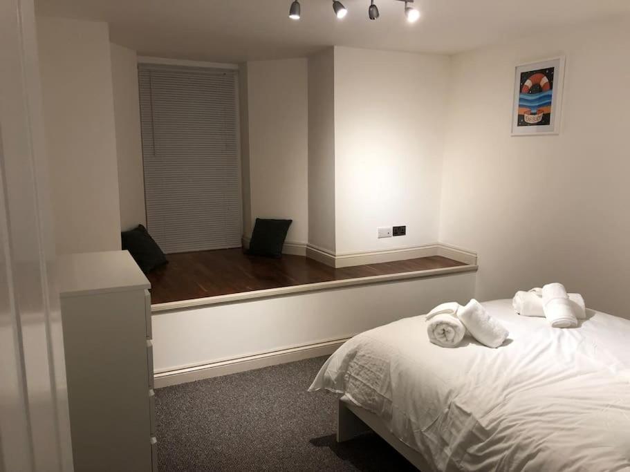 Modern 1 Bedroom Close To Town Centre. Apartment